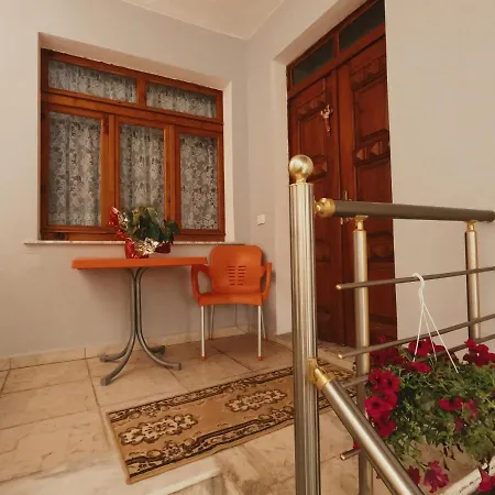 Apartament Gjovani's House
